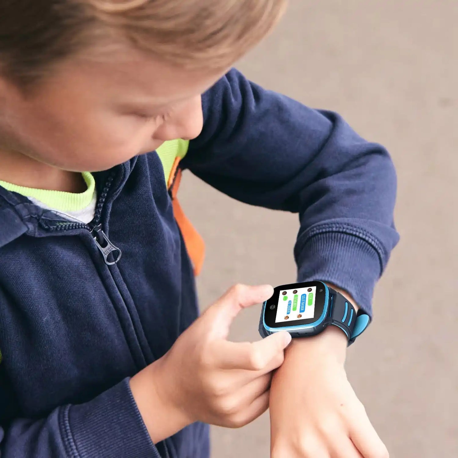 Un enfant portant une montre intelligente bleue et noire.