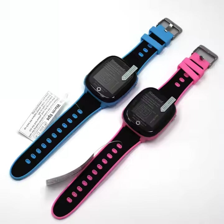 Deux montres connectées enfant avec faces noires et straps en silicone bleu et rose