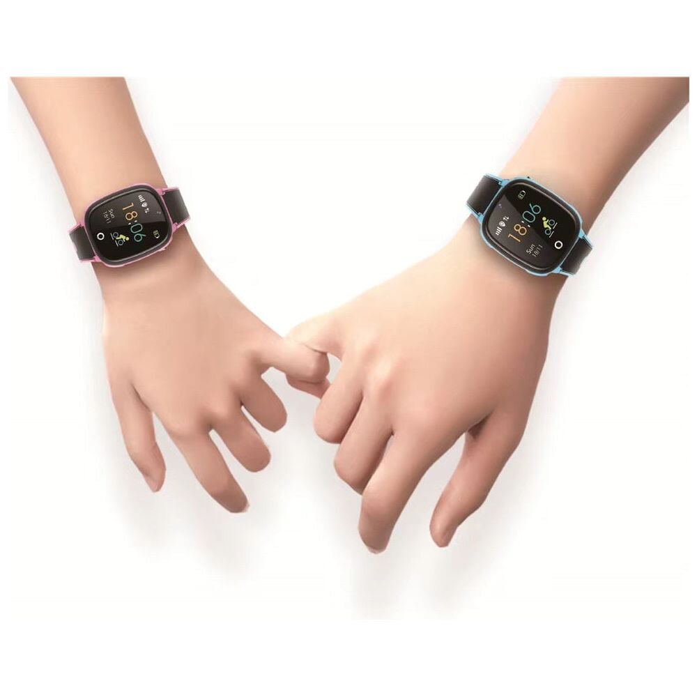 Deux mains avec montres connectées enfant atteignant l’une vers l’autre