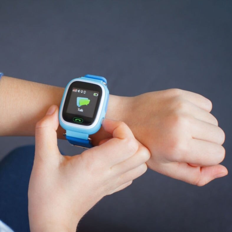 Montre Connectée Enfant GPS SW-7999 bleue portée au poignet avec affichage numérique