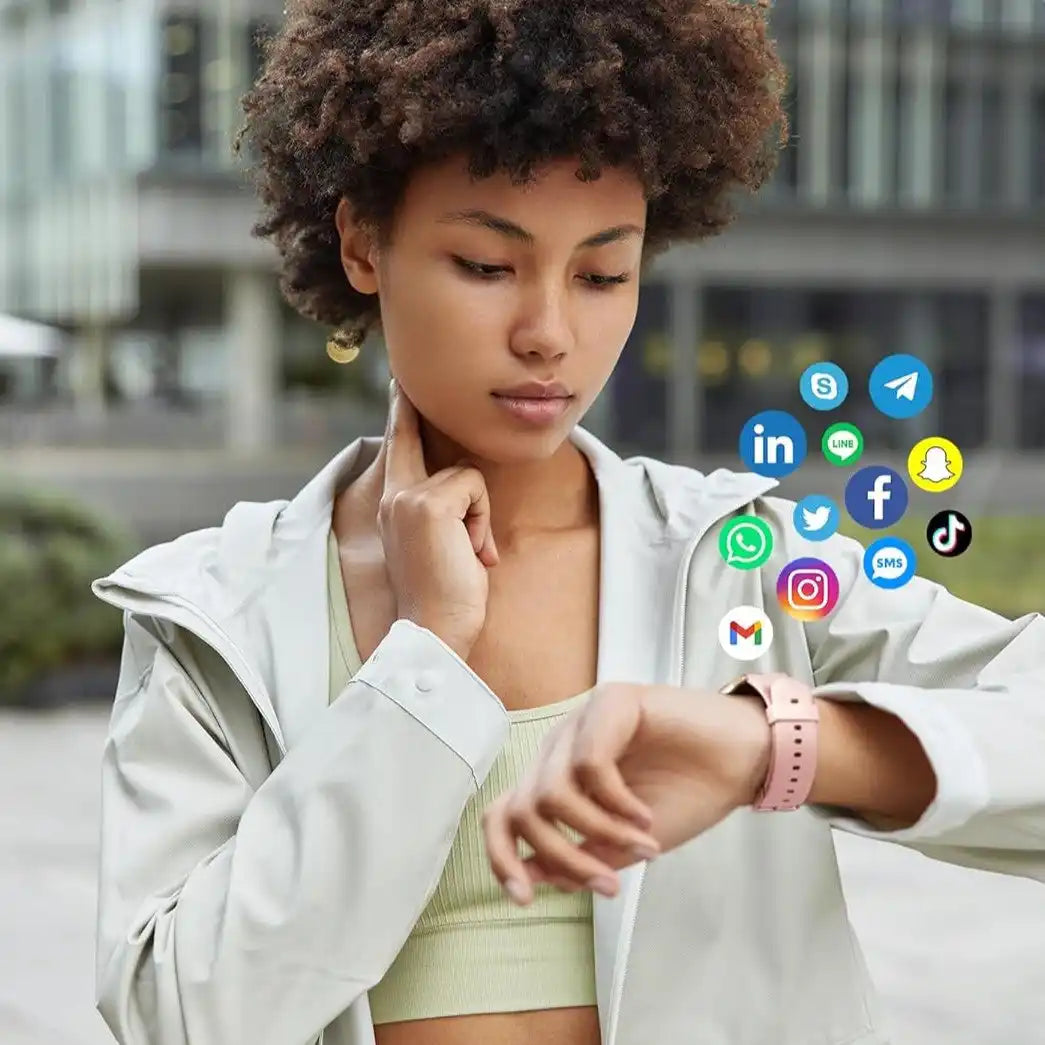 Icônes d'applications de médias sociaux flottant au-dessus d'une montre connectée ou d'un traqueur d'activité.