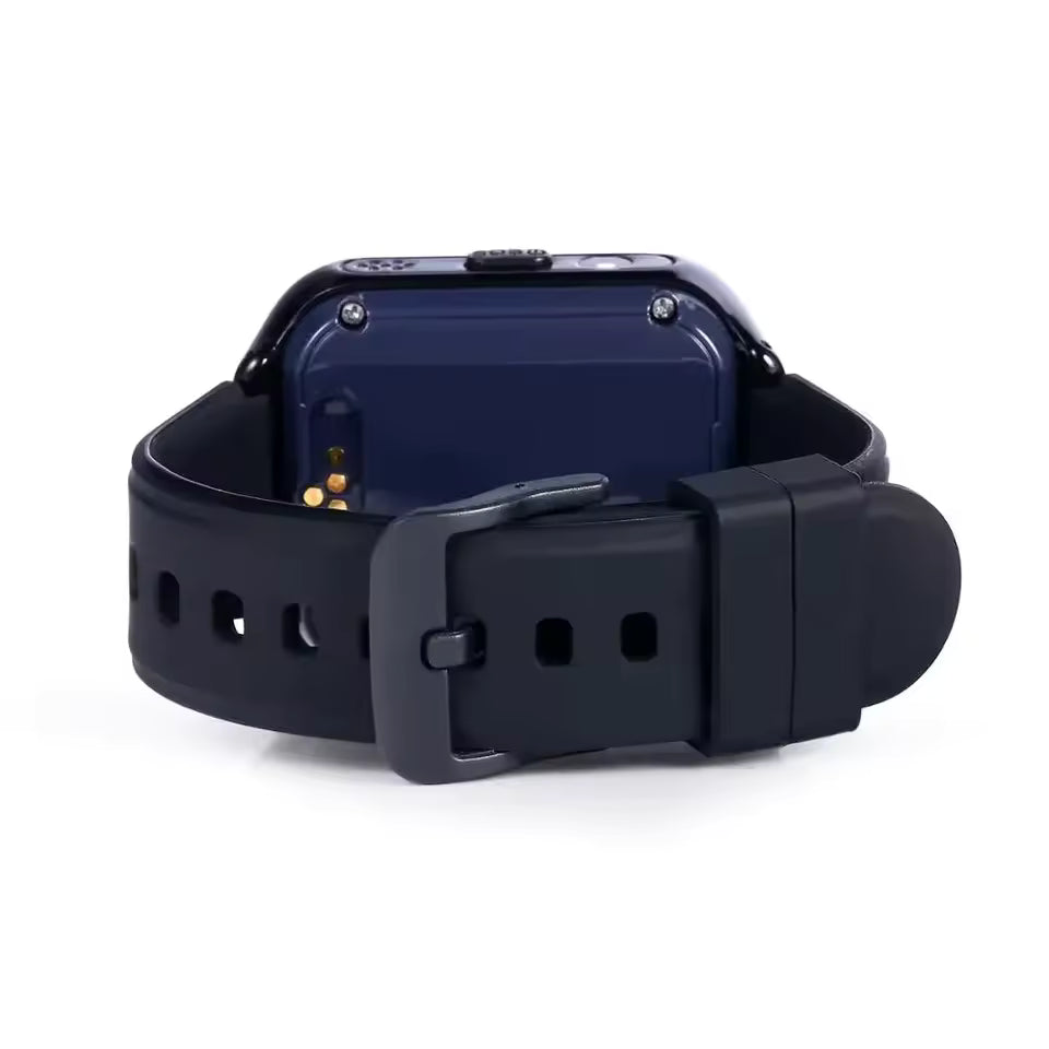 L'Ismartwatch® Montre Connectée Enfant GPS 4G KidGo en noir présente un cadran rectangulaire, un bracelet en silicone noir et des connecteurs de charge visibles. Montrée de dos, elle est parfaite pour les appels vidéo 4G et les jeux éducatifs.