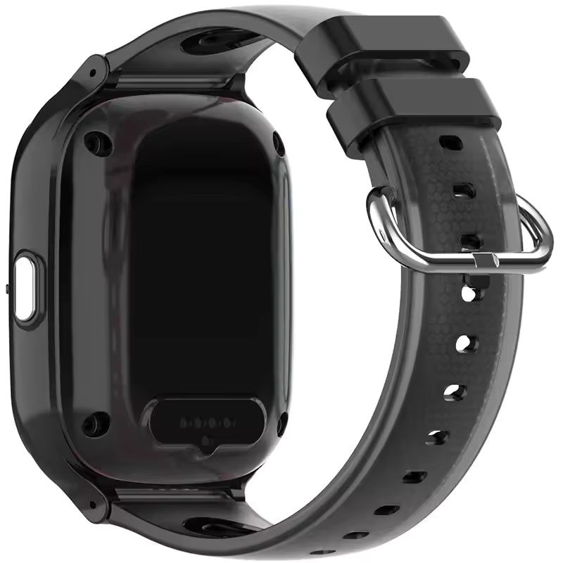 L'Ismartwatch® Montre Connectée Enfant GPS 4G SW-8258 présente un design rectangulaire noir avec un bracelet en silicone ajustable, un bouton et un fermoir à boucle - parfait pour assurer la sécurité des parents.