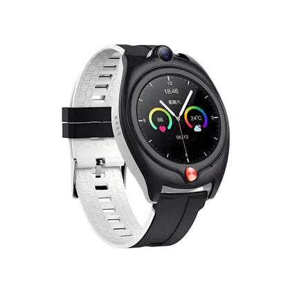 L'Ismartwatch® Montre Connectée Enfant GPS 4G Sportwatch+ est une smartwatch noire et blanche avec un écran rond, affichant des statistiques de fitness, l'heure, la date et des icônes colorées. Elle a un design sportif avec un bracelet noir et une doublure intérieure blanche.