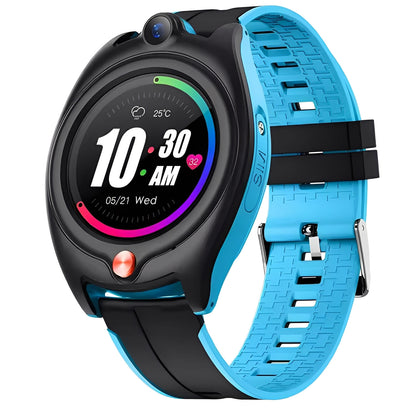 L'Ismartwatch® Montre Connectée Enfant GPS 4G Sportwatch+ en noir et bleu possède un écran digital rond affichant l'heure, la date, la météo et le nombre de pas. Elle est équipée d'une caméra au-dessus de l'écran et d'un bracelet en silicone bleu/noir pour les enfants.