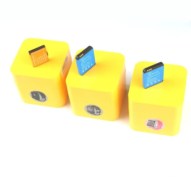 Boîtier de batterie jaune en forme de cube avec emplacement orange pour carte microsd et logo noir.