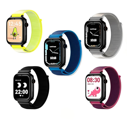 Cinq smartwatches Ismartwatch® Montre Connectée enfant 4G GPS VisionKid Pro avec des bracelets jaunes, bleus, gris, noirs et roses sont présentées dans une grille avec des visages de style bande dessinée, parfaits pour les applications éducatives amusantes et le temps d'apprentissage.