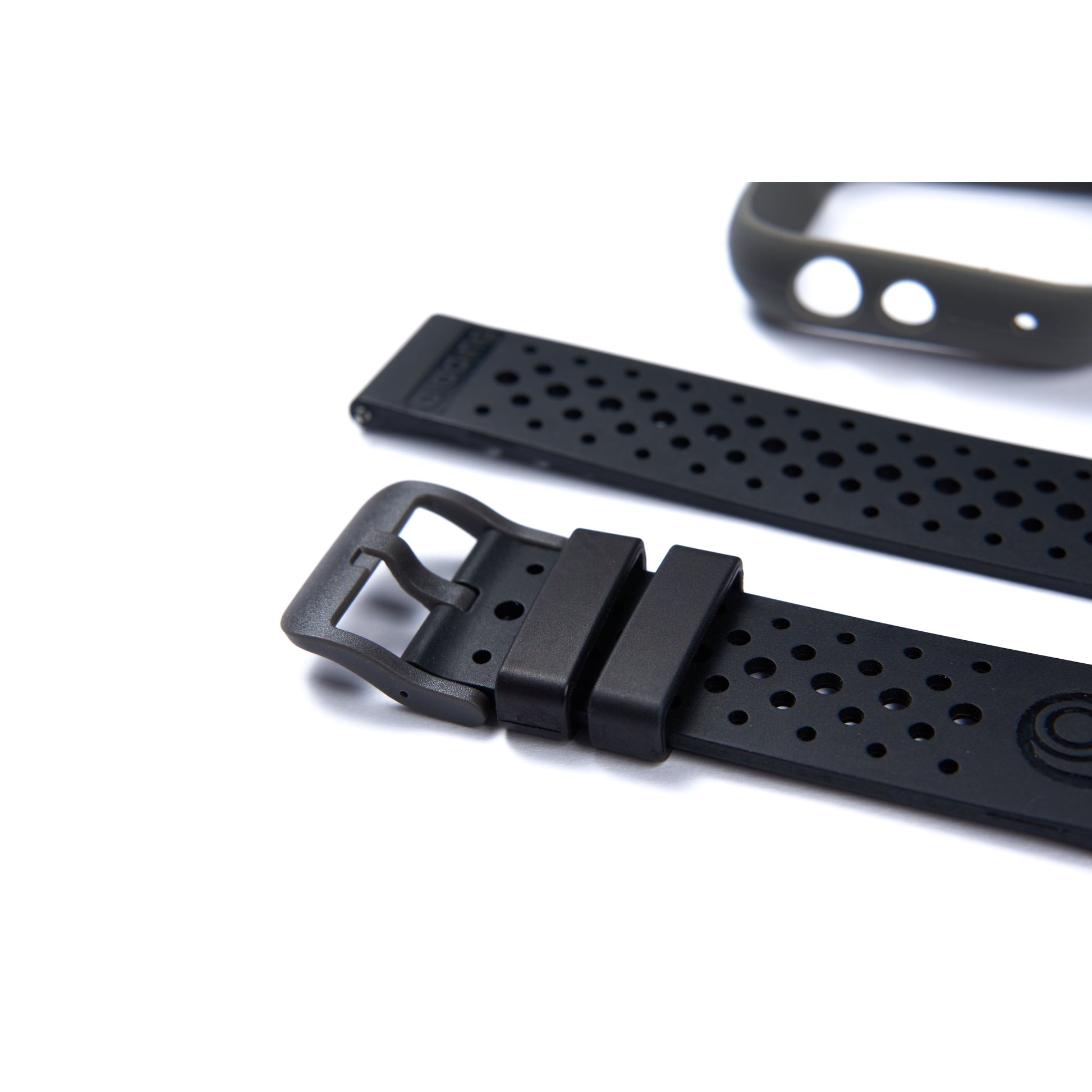 Bracelet de montre en caoutchouc noir avec trous perforés et boucle, provenant probablement d’un modèle casio g-shock.