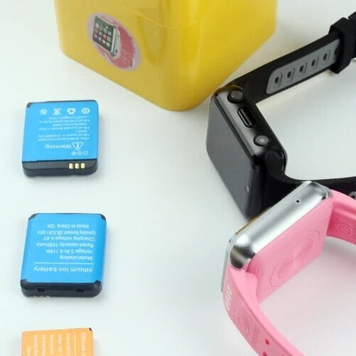 Montre Apple avec bracelet en silicone rose et cadran noir.