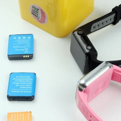 Montre Apple avec bracelet en silicone rose et cadran noir.